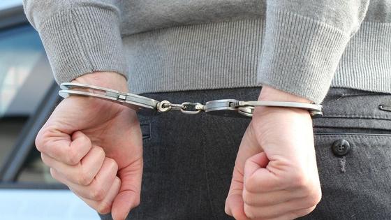 Мужчину заковали в наручники Мужчину заковали в наручники