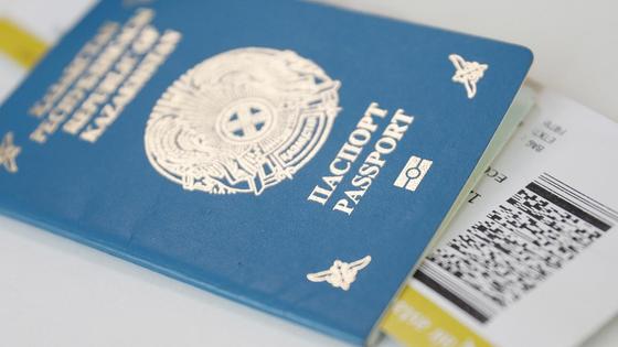 Казахстанский паспорт и билет крупным планом Казахстанский паспорт и билет крупным планом