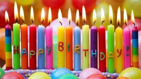зажженные свечи с надписью happy birthday зажженные свечи с надписью happy birthday