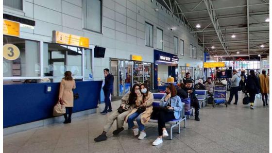 Жолаушылар әуежайда отыр Жолаушылар әуежайда отыр