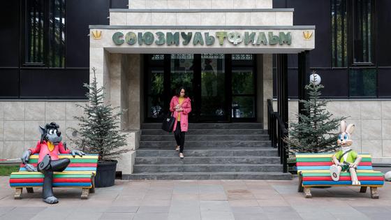 девушка выходит из киностудии "Союзмультфильм" девушка выходит из киностудии "Союзмультфильм"