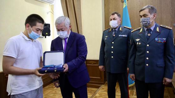 Жамбыл облысында жарылыс кезінде қаза тапқандардың туыстарына награда табыстау сәті Жамбыл облысында жарылыс кезінде қаза тапқандардың туыстарына награда табыстау сәті