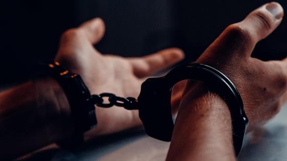 Человек в наручниках Человек в наручниках