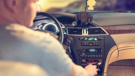 Мужчина сидит за рулем авто Мужчина сидит за рулем авто
