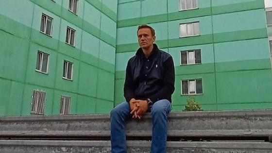 Алексей Навальный сидит на фоне многоэтажки Алексей Навальный сидит на фоне многоэтажки
