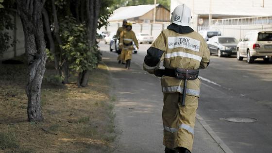 Пожарный бежит по улице Пожарный бежит по улице