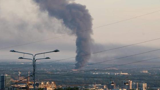 Столб черного дыма над городом Столб черного дыма над городом