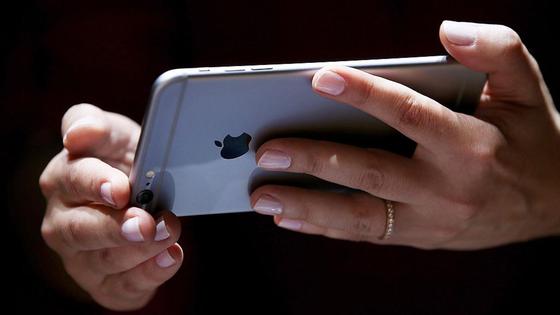 Девушка держит в руках iPhone Девушка держит в руках iPhone