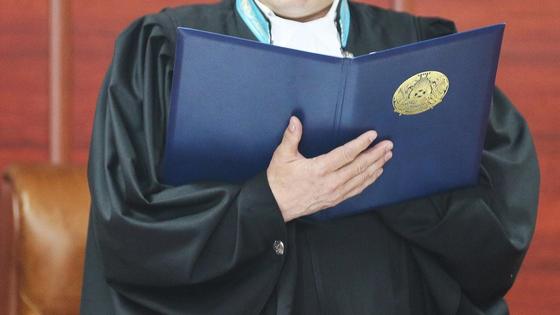 Судья зачитывает приговор Судья зачитывает приговор