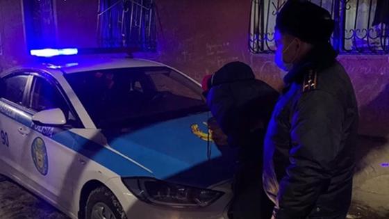 Полицейский задержал мужчину Полицейский задержал мужчину