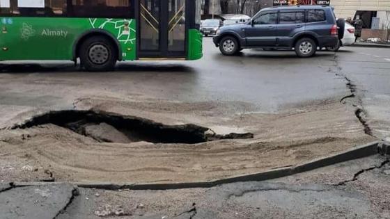 Провалившийся асфальт на одной из улиц Алматы Провалившийся асфальт на одной из улиц Алматы