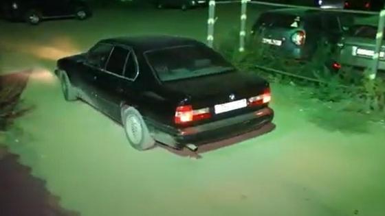 Авто въезжает на территорию коммунальной стоянки Авто въезжает на территорию коммунальной стоянки