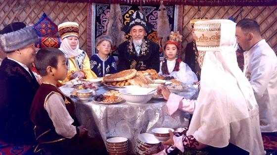 Казахская семья в юрте отмечает Наурыз Казахская семья в юрте отмечает Наурыз