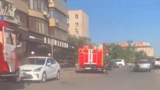 Пожарные машины стоят у школы Пожарные машины стоят у школы