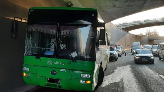 Автобус врезался в эстакаду Автобус врезался в эстакаду