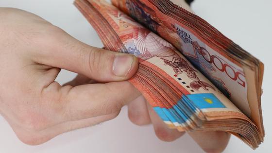 руки держат пачку денег руки держат пачку денег