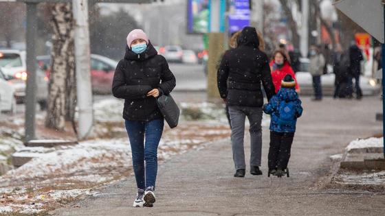 Люди в масках гуляют по улице Люди в масках гуляют по улице