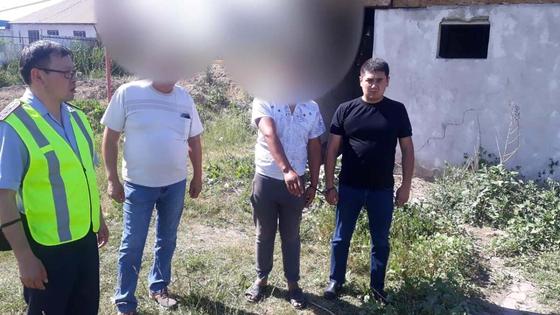 Двое мужчин стоят рядом с полицейскими Двое мужчин стоят рядом с полицейскими