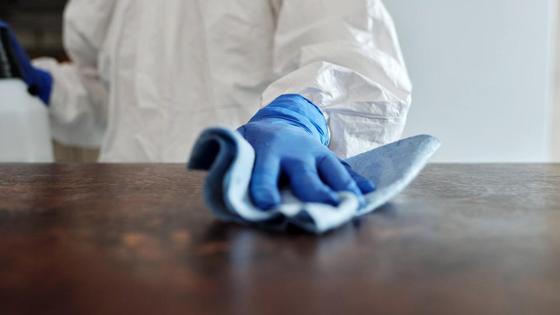 Санитар обрабатывает поверхность неизвестным веществом Санитар обрабатывает поверхность неизвестным веществом