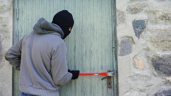 Вор проникает в жилище Вор проникает в жилище