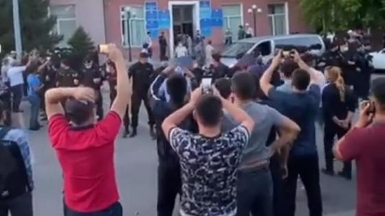 карагандинцы протестуют у здания карагандинцы протестуют у здания