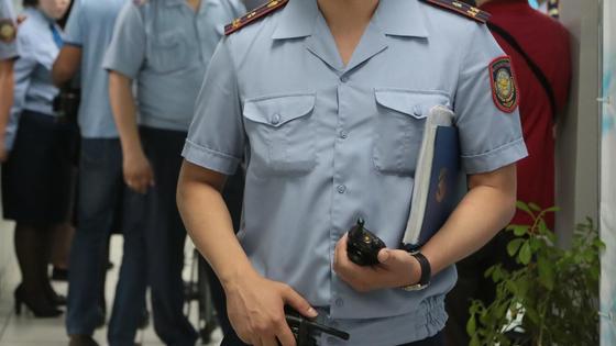 Полицейский держит папку Полицейский держит папку