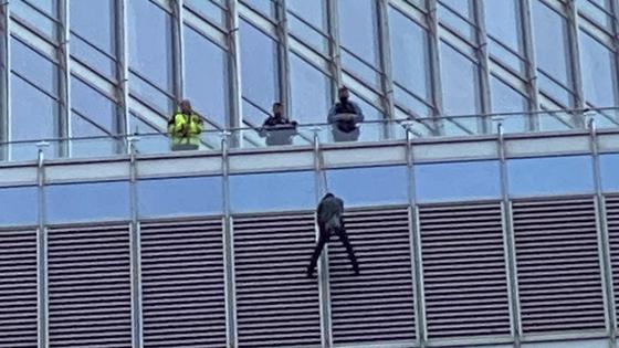Мужчина на здании отеля Трампа Мужчина на здании отеля Трампа