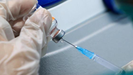 Медработник набирает в шприц вещество из ампулы Медработник набирает в шприц вещество из ампулы