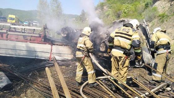 Пожарные тушат грузовик Пожарные тушат грузовик