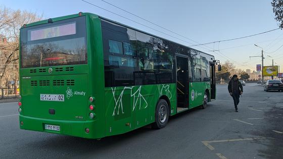 Автобус подъехал на остановку Автобус подъехал на остановку