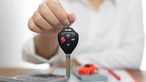 Женщина отдает ключи от автомобиля Женщина отдает ключи от автомобиля