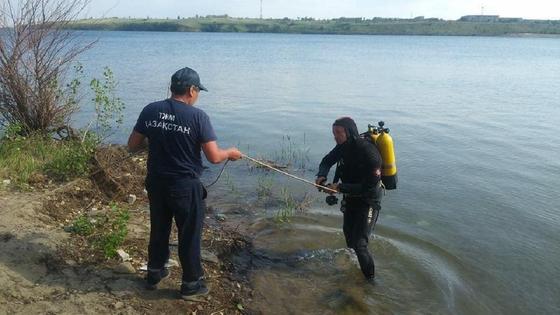 Водолаз заходит в воду Водолаз заходит в воду