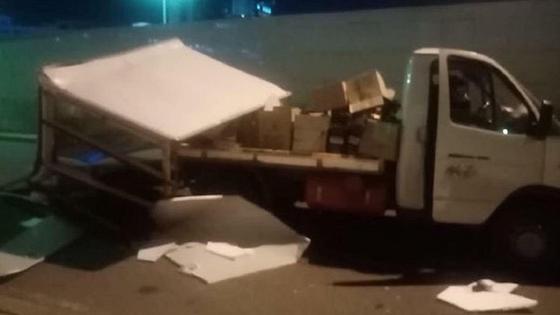 Грузовик после аварии стоит на дороге Грузовик после аварии стоит на дороге