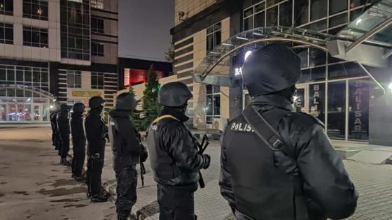 полицейские стоят в ряд полицейские стоят в ряд