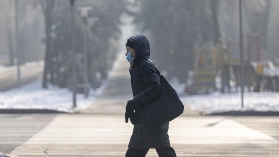 Парень идет в маске по улице Парень идет в маске по улице