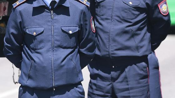 Двое полицейских в форме Двое полицейских в форме