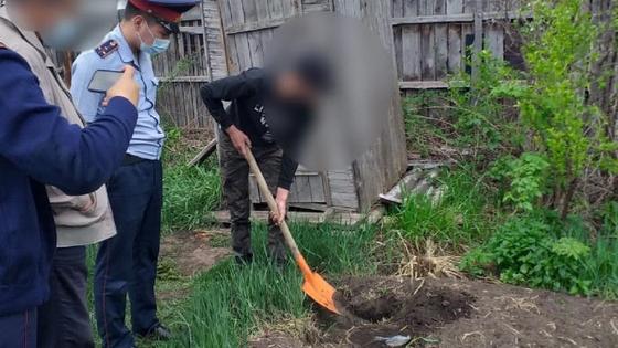 Парень закопал деньги во дворе в ВКО Парень закопал деньги во дворе в ВКО