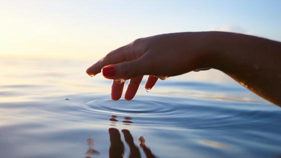 рука трогает воду рука трогает воду