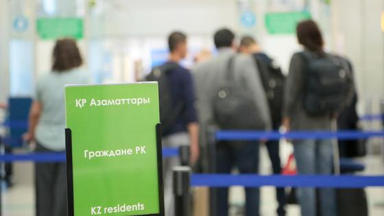 Люди стоят в аэропорту Люди стоят в аэропорту