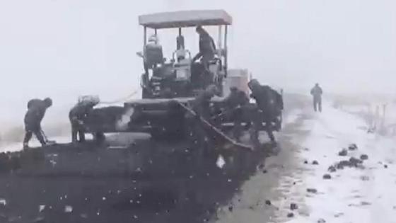 Асфальт укладывали в снегопад в Алматинской области Асфальт укладывали в снегопад в Алматинской области
