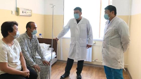 Врачи разговаривают с пациентами в Шымкенте Врачи разговаривают с пациентами в Шымкенте