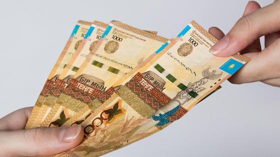 Девушка передает деньги другой девушке Девушка передает деньги другой девушке