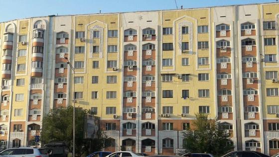 многоэтажный жилой дом стоит у дороги многоэтажный жилой дом стоит у дороги