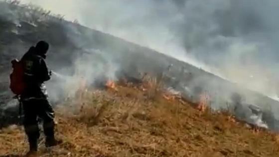 Пожарные тушат пожар Пожарные тушат пожар