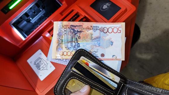 Мужчина снял деньги в банкомате Мужчина снял деньги в банкомате