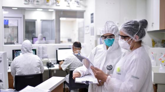 Врачи изучают документы Врачи изучают документы