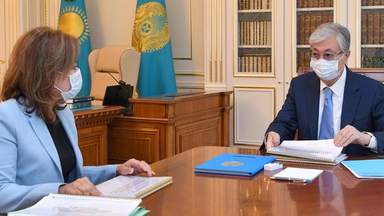 Касым-Жомарт Токаев и Мадина Абылкасымова сидят за столом Касым-Жомарт Токаев и Мадина Абылкасымова сидят за столом