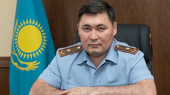 Канат Таймерденов сидит за столом Канат Таймерденов сидит за столом