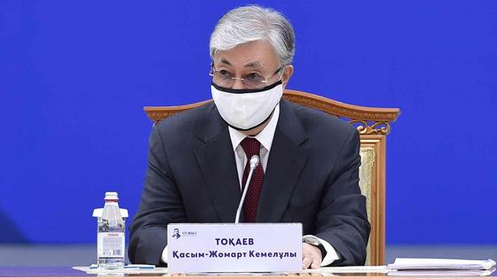 Касым-Жомарт Токаев сидит за столом Касым-Жомарт Токаев сидит за столом