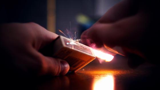 Человек поджигает спички Человек поджигает спички